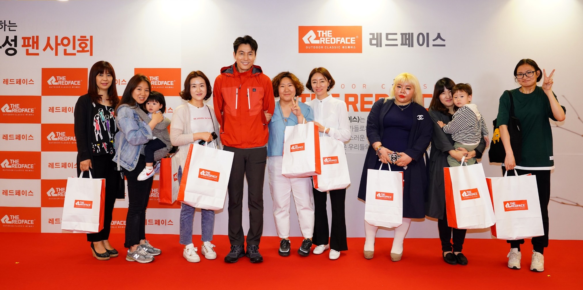 레드페이스와 함께하는 정우성 팬 싸인회
