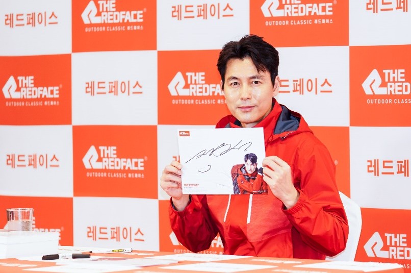 레드페이스와 함께하는 정우성 팬 싸인회