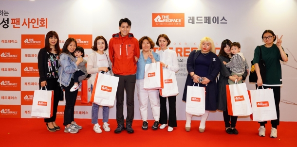 레드페이스와 함께하는 정우성 팬 싸인회